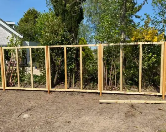 images/001-tuinaanleg-ettenleur/zweeds--potdeksel-planken-schutting/zweeds-rabat--douglashout-schutting-Vugt-Utrecht-530x424-72c