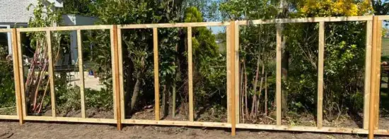 images/001-tuinaanleg-ettenleur/zweeds--potdeksel-planken-schutting/zweeds-rabat--douglashout-schutting-Vugt-Utrecht-550x197-8d9