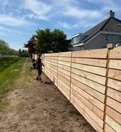 images/001-tuinaanleg-ettenleur/zweeds--potdeksel-planken-schutting/zweeds-rabat--douglashout-schutting-Vugt-breda-390x424-248