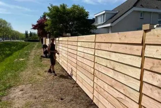 images/001-tuinaanleg-ettenleur/zweeds--potdeksel-planken-schutting/zweeds-rabat--douglashout-schutting-Vugt-breda-635x424-f88