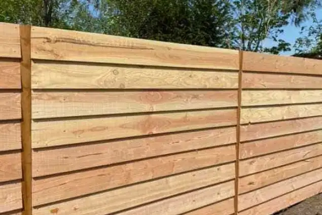 images/001-tuinaanleg-ettenleur/zweeds--potdeksel-planken-schutting/zweeds-rabat-schutting-Breda-635x424-f88