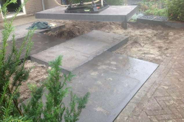 moderne groote betontegels 200x100 antrasiet.  aanleggen van een kleine voortuin in dongen waalwijk en drunen