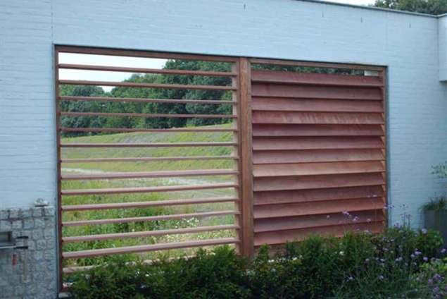 Hardhouten Lamellenscherm in een gemetselde muur