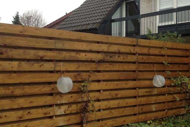 Schutting van grenen planken om en om. monteren van een schutting in Rosmalen en Den Bosch. hoe plaats ik vakundig een schutting vraag het aan de hoveniers van spelde