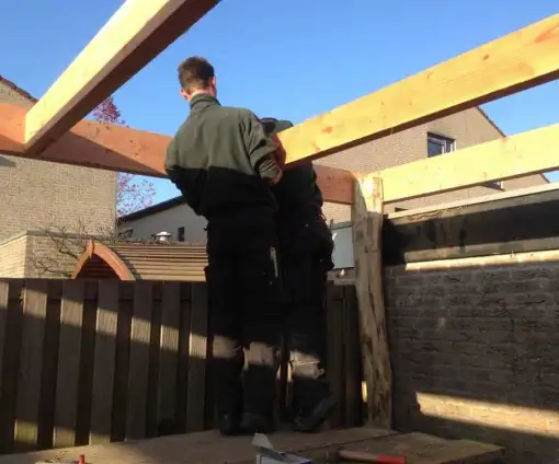 images/004regenwulp/Balklaag-leggen-van-larikshout-voor-tuin-overkapping-510x424-1f6