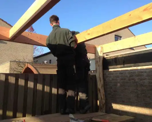 images/004regenwulp/Balklaag-leggen-van-larikshout-voor-tuin-overkapping-530x424-72a