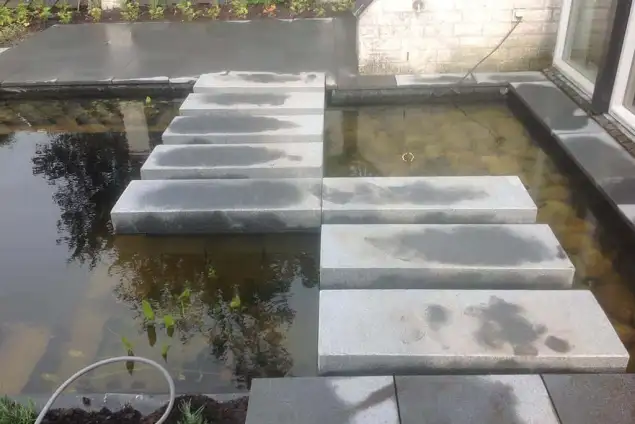 images/004regenwulp/stapstenen in de vijver moderne tuin-635x424-86c