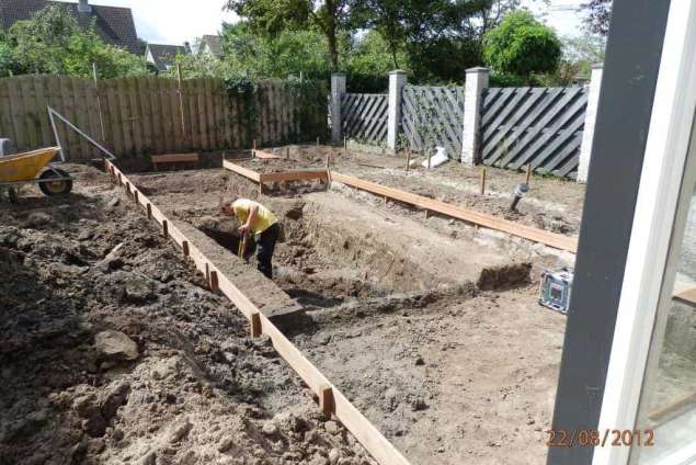 maken van een hardhouten frame voor de vorm van de vijverbak. plankdikte 18x15mm vastschroeven met rvs schroeven uitgraven vijver en juiste hoogte bepalen voor waterplanten Tilburg Breda Eindhoven Udenhout Helvoirt Moergestel Vught Oisterwijk