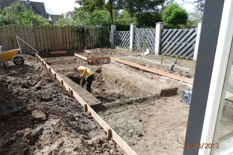 images/004regenwulp/stellen van kantplanken voor een strakke vijver-750x500-8ec