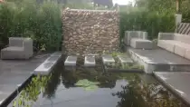 images/004regenwulp/strakke vijver met stapstenen heldere tuinontwerpen-210x118-a76