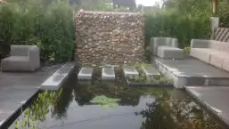 images/004regenwulp/strakke vijver met stapstenen heldere tuinontwerpen-257x145-4f2