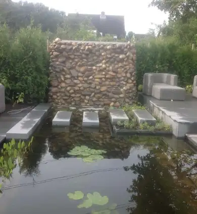 images/004regenwulp/strakke vijver met stapstenen heldere tuinontwerpen-390x424-859