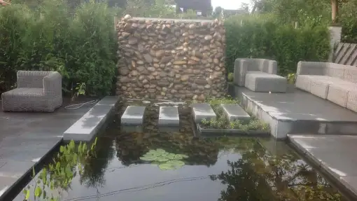 images/004regenwulp/strakke vijver met stapstenen heldere tuinontwerpen-510x287-b99