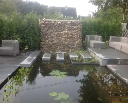 images/004regenwulp/strakke vijver met stapstenen heldere tuinontwerpen-530x424-4bb