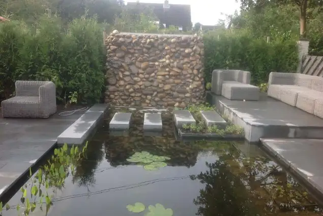 images/004regenwulp/strakke vijver met stapstenen heldere tuinontwerpen-635x424-86c
