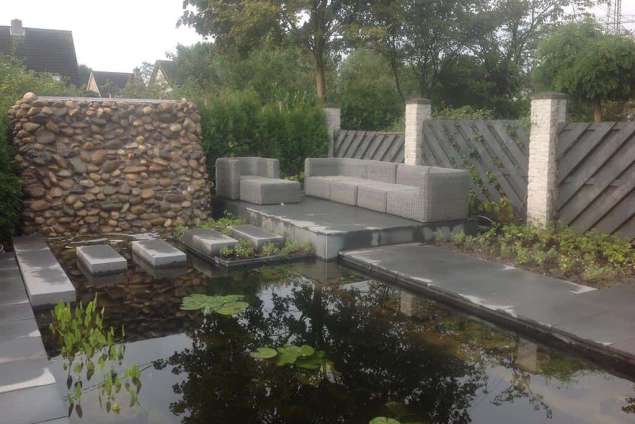 Strakke moderne tuin in Breda, deze tuin ligt in de haagse beemden  regenwulp.