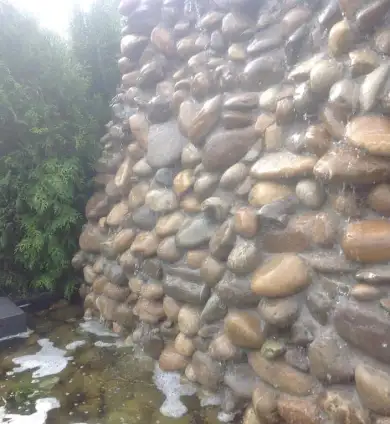 images/004regenwulp/waterval met maaskeien in breda -390x424-859