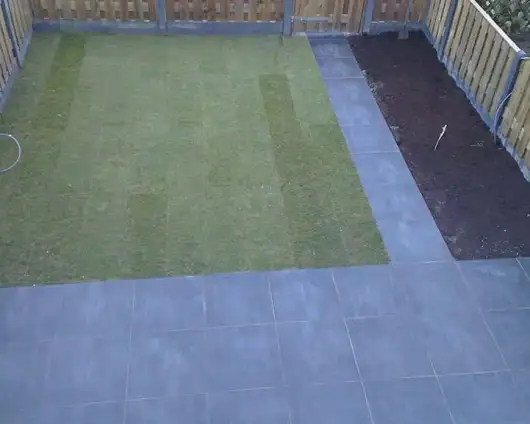 images/022 andre/leggen van gebakken tegels buiten in een achtertuin-530x424-f0c