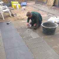 images/022 andre/leggen van gebakken tegels buiten op een cementdekvloer-200x200-61a