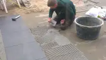 images/022 andre/leggen van gebakken tegels buiten op een cementdekvloer-210x119-577