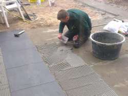 images/022 andre/leggen van gebakken tegels buiten op een cementdekvloer-250x188-75b