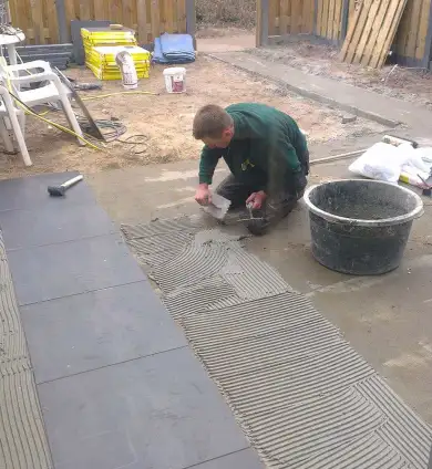 images/022 andre/leggen van gebakken tegels buiten op een cementdekvloer-390x424-77d