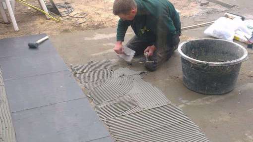 images/022 andre/leggen van gebakken tegels buiten op een cementdekvloer-510x287-9cc