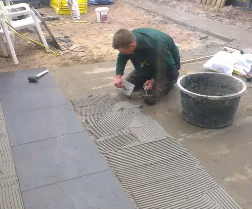 images/022 andre/leggen van gebakken tegels buiten op een cementdekvloer-510x424-2ec
