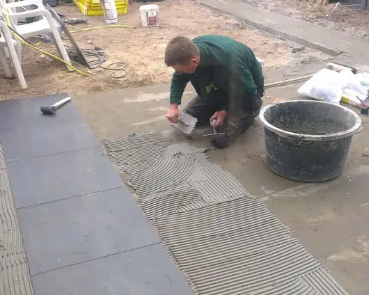 images/022 andre/leggen van gebakken tegels buiten op een cementdekvloer-530x424-890