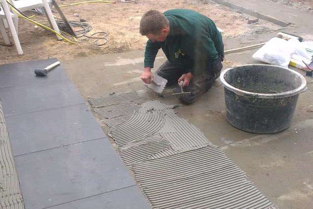 images/022 andre/leggen van gebakken tegels buiten op een cementdekvloer-635x424-e58