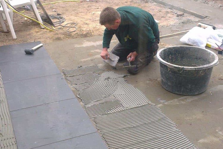 images/022 andre/leggen van gebakken tegels buiten op een cementdekvloer-750x500-f5c