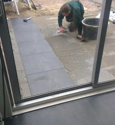 images/022 andre/leggen van keramische tegels op een cement dekvloer vught-390x424-77d