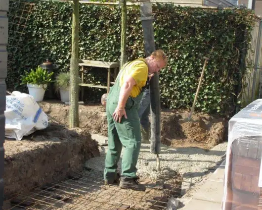 images/026 verboven/Beton storten voor een vijver hoe leg ik een strakke vijver aan-530x424-336