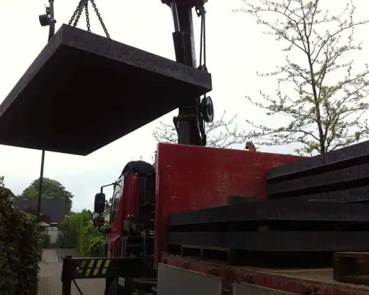 images/026 verboven/leggen van beton platen met zuignap-530x424-3b7