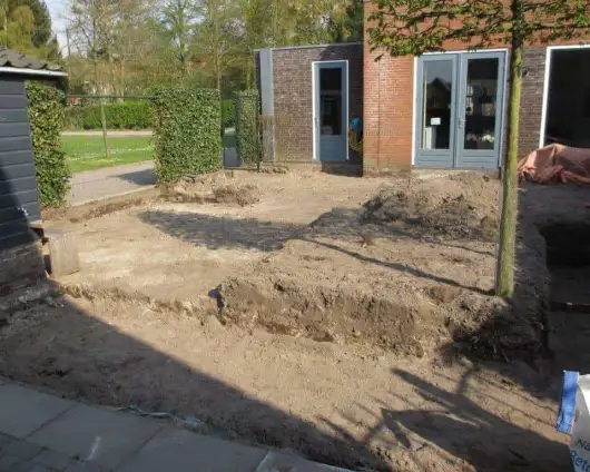images/026 verboven/uitgraven grond werk voor een achtertuin Dongen-530x424-3b7