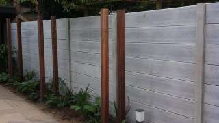 schutting plaatsen van verticale planken, grenen planken gebeits met tuinbeitst, kleur grey wasch, voor een moderne look voor een schutting