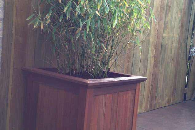 images/034 tiel ron/1 Keramische buiten tegels met een hardhoute pot met bamboe-635x424-f45