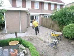 images/034 tiel ron/foto vooebeelden van leggen keramische buitentegels 60x60x2 met de juiste ondegrond-250x188-96f