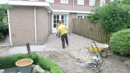 images/034 tiel ron/foto vooebeelden van leggen keramische buitentegels 60x60x2 met de juiste ondegrond-257x145-856
