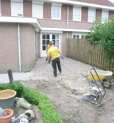 images/034 tiel ron/foto vooebeelden van leggen keramische buitentegels 60x60x2 met de juiste ondegrond-390x424-ba6
