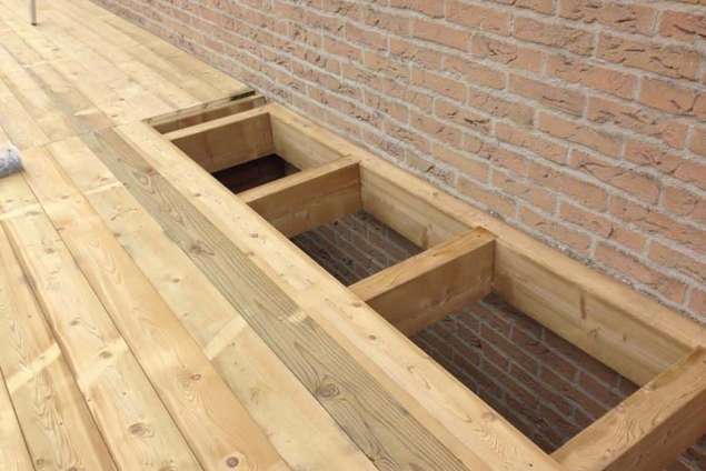 Leggen van planken dakbeschot van een tuinoverkapping