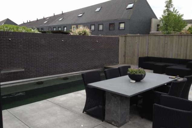 Betonstorten voor een fundering voor de zwemvijver en  een tuinmuur Tilburg
