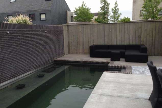 Een trap metselen met bioblokken voor een zwemvijver in Tilburg