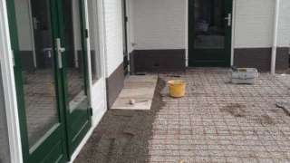 Tuinrenovatie in Helmond met keramische buitentegels.