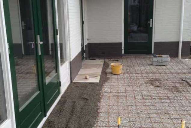 Tuinrenovatie in Helmond met keramische buitentegels.