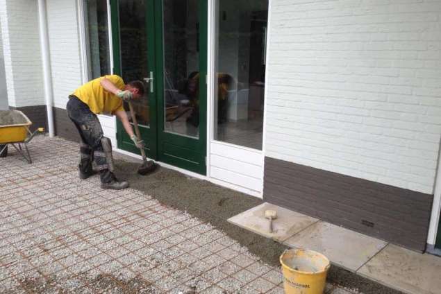 Tuinrenovatie in Helmond met keramische buitentegels.