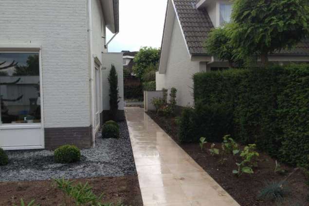 Tuinrenovatie in Helmond met keramische buitentegels.