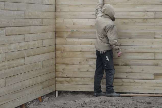 schutting 200 cm hoog, afwerken met hardhouten toplat oud zuid in Tilburg door a van spelde hoveniers betaalbaar