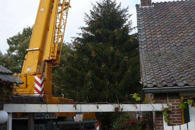 rooien van kerstbomen in chaam. opstellen van een telescoopkraan op een oprit.