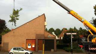 leegruimen achtertuin van groen met een telescoopkraan. afvoeren van groenafval in sint michelsgestel